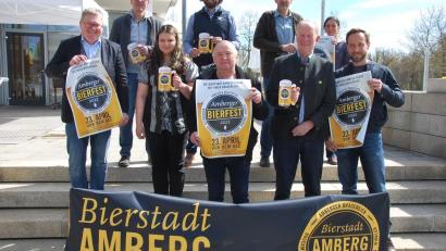 Bild: gsp
Die Vorfreude ist groß bei den Organisatoren des 5. Amberger Bierfests: OB Michael Cerny (vorne von links), Victoria Beale (Schloderer Bräu), ACC-Wirt Michael Eckl, Arno Diener (Sudhang Brauerei) und Franz Kummert. Hinten von links: Anton Bruckmüller, Maximilian Winkler sowie Reiner Volkert und Barbara Cosima Frey (beide Kulturamt Amberg).