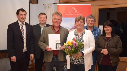 Bild: bnr
Reinhard Jäckel (Dritter von links) ist der erste Trausnitzer, der mit der Bürgerverdienstmedaille ausgezeichnet worden ist. Ehefrau Ingrid (Vierte von links) bekam einen Blumenstrauß. Die Leistungen Jäckels lobten (von links) Bürgermeister Martin Schwandner, Dritter Bürgermeister Markus Lehner, Zweiter Bürgermeister Josef Prechtl und stellvertretende Landrätin Birgt Höcherl.