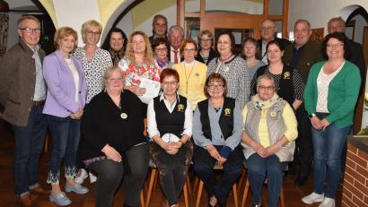 Bild: hcz
Die neue Führung der "Höhe 309" mit Kerstin Weber (sitzend, von links), Margareta Czichon, Vorsitzender Rosi Polland und Angela Baldauf und Mitgliedern und Gästen.