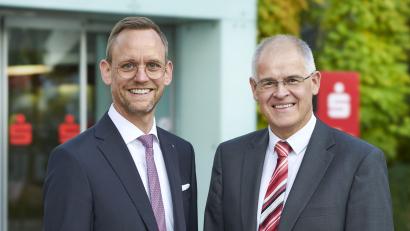 Bild: usc
Können auf ein erfolgreiches Geschäftsjahr 2021 der Sparkasse Amberg-Sulzbach verweisen: Vorstandsvorsitzender Thomas Pickel (links), der diese Aufgabe zum 1. Januar 2022 übernommen hat, und Vorstandsmitglied Alexander Düssil.