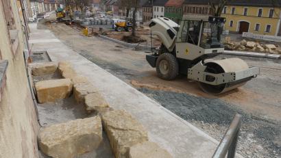 Bild: rn
Der Gehweg an der Nordseite des Marktplatzes ist nahezu fertiggestellt.