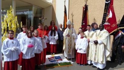 Bild: hok
Bischof Dr. Rudolf Oderholzer beim Pastoralbesuch in der katholischen Pfarrgemeinde Mantel