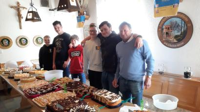 Bild: adj
28 Kuchen gingen in 2 Stunden im Schützenheim Meerbodenreuth über die Theke. Die Einnahmen sind fpür die Ukrainehilfe