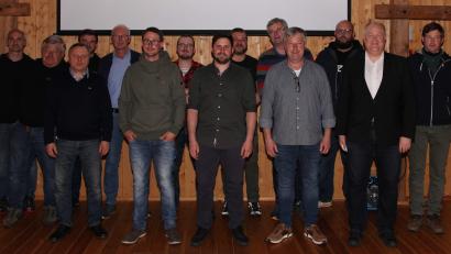 Bild: u
Der neue Vorstand der Hirschauer Anglerfreunde (von links): Tobias Prösl, Hans Amann, Dorel Cotoi, Philip Merz, Kassier Robert Dotzler, Vorsitzender Stefan Dotzler, Christian Hofmann, Vorsitzender Martin Stadler, Manuel Finster, Rüdiger Hanft, Roland Lingl, Tobias Flor, Schriftführer Andreas Lüßmann und Stefan Walch.