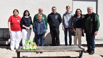 Bild: bnr
Mit zwei Paketen voll Ostergeschenken überraschte die Jugendabteilung des Geflügelzuchtvereins die Bewohner des St. Johannis-Stifts.