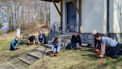 Bild: Andrea Träger/exb
Erhalten den Brauch des traditionellen „Ratscheln“ auf der Altglashütte: (von links) Michael Träger, Tobias Mayer, Markus Blei, Kevin Blei, Reiner Blei, Caroline Mayer, Nico Mayer.