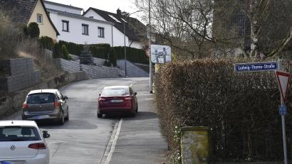 Bild: Petra Hartl
Die Goethestraße ist als Hauptzufahrt zum Loderhof stark frequentiert. Anwohner Werner Müller plädiert für eine künstliche Fahrbahnverengung.