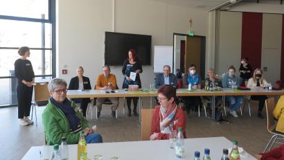 Bild: jzk
Bei einem Kennenlern-Nachmittag boten Stefanie Baier, Martin Graser, Jessika Wöhrl-Neuber, Bürgermeister Roman Schäffler, Integrationslotse Davin Runschke, Anita Heindl, Annalena Fink-Haydari und Denise Schmid (hinten am Tisch, von links) den aus der Ukraine geflüchteten Menschen ihre Unterstützung an. Dolmetscherin Tetyana Carlova (links) übersetzte.