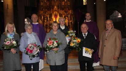 Bild: ads
Stadtpfarrer Thomas Helm (rechts hinten) verabschiedete mit Diakon Richard Sellmeyer (links hinten) und Kirchenpfleger Josef Beer (rechts) die scheidenden Pfarrgemeinderäte Anna Oberndorfer (hinten, Mitte) sowie Beate Berndt, Elisabeth Schaller, Petra Wittmann und Josef Lorenz (vorne von links).