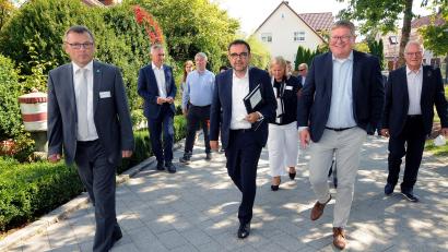 Archivbild: Stephan Huber
Bayerns Gesundheitsminister Klaus Holetschek (Mitte) besuchte im September 2021 das Klinikum St. Marien. Damals kündigte er an, sich für das Amberger Modell der Integrativen Onkologie einsetzen zu wollen.