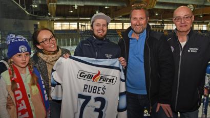 Bild: Gebert
Für 500 Euro ersteigerte Sandro Scheuerer (Zweiter von rechts) das Trikot von Tomas Rubes (Mitte). Stadionsprecher Manuel Stöckl (rechts) moderierte bei der Abschlussfeier der Blue Devils Weiden die Trikotversteigerung.