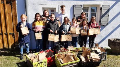 Bild: Pfarrei Griesbach/exb
Die Griesbacher Ministranten verkauften heuer erstmals Osterspeisen. 130 Tüten brachten sie unter die Leute.