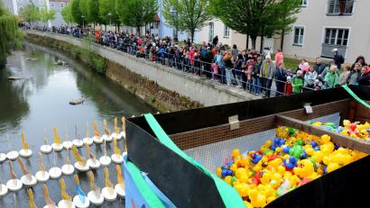 Archivbild: Stephan Huber
Überall Menschen, so weit das Auge reicht. So wie auf diesem Archivbild aus dem April 2019 wird es wohl auch am Sonntag, 24. April, beim Entenrennen 2022 wieder aussehen.