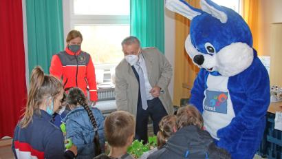 Bild: Landratsamt Tirschenreuth/exb
Die Vorsitzende des Jugendrotkreuzes, Natalie Wölfl, und Landrat Roland Grillmeier halfen dem Osterhasen bei der Ausgabe der Geschenke.