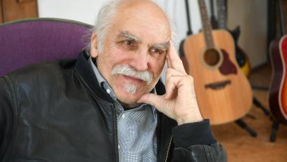 Bild: Gabi Schönberger
Jeff Beer ist Musiker, Komponist, Maler, Grafiker, Bildhauer, Fotograf und Autor. Am 19. April wird der Künstler 70 Jahre alt.