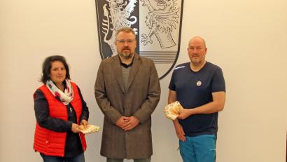 Bild: Landratsamt Tirschenreuth/exb
Personalratsvorsitzende Ramona Wiesent und Bademeister Thomas Mauersberger (rechts) übergaben Präsident Volker Höcht vom Lions-Club Tirschenreuth die Spendengelder.