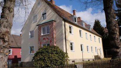 Bild: le
In der Flossenbürger Straße hat die Baugenossenschaft auch ihre Geschäftsstelle. Das Gebäude soll nun umfangreich umgebaut und modernisiert werden. Auch eine Wohnung für Rollstuhlfahrer ist vorgesehen