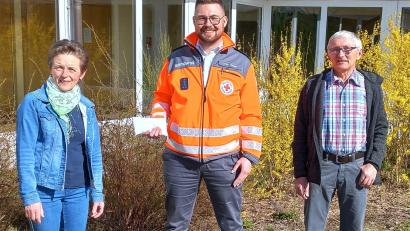 Bild: mez
KAB-Vorsitzende Claudia Porst (links) übergab mit Manfred Frauenholz (rechts) an den stellvertretenden BRK-Kreisgeschäftsführer Sven Lehner den Erlös aus der gemeinsamen Palmbuschen-AKtion für die Ukraine-Flüchtlinge in Fockenfeld.