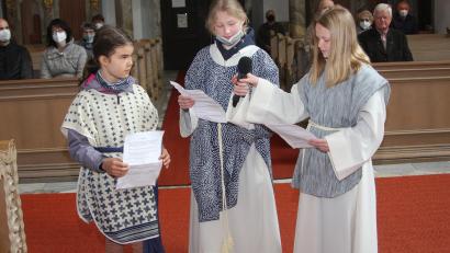 Bild: wro
Auf dem Weg nach Emmaus treffen die Jünger Jesu (von rechts Sophia Bächer und Veronika Konz) einen Fremden (dargestellt von Theresa Stock).