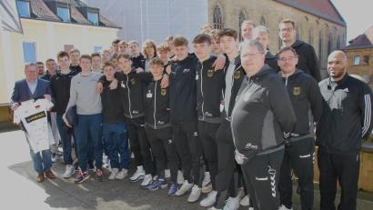 Bild: gsp
So richtig viel Platz hatten die Volleyballer nur im Freien. Die beiden U18-Nationalmannschaften von Deutschland und Tschechien stellten sich auf dem Rathaus-Balkon für ein Erinnerungsfoto auf.