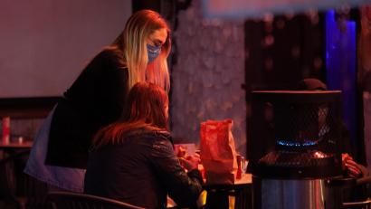 Bild: George Christophorou
Auf Zypern fällt die Maskenpflicht in Außenbereichen von Bars und Restaurants am 22. April.