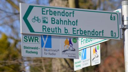 Bild: Wolfgang Benkhardt
Die Region entwickelt sich immer mehr zum Radlparadies. Mit dem neuen Simultankirchen-Radweg ist die Region hier um eine Attraktion reichter. Auf den Radweg weist ein Schild mit zwei farblich unterschiedlich gestalteten Kirchtürmen hin.