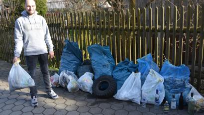 Bild: jr
Jugendbeauftragter Manuel Ernst zeigt die Säcke voller Müll und Unrat, die Kinder bei einer Rama-dama-Aktion in und rund um Konnersreuth eingesammelt haben.