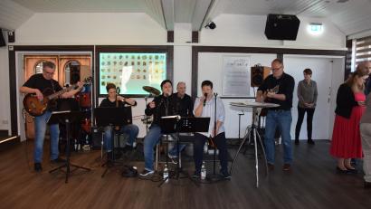 Bild: fla
Die Band "Cabaloo" umrahmte den ersten Osterbrunch des VFV mit ihrer leicht rockigen, jazzig angehauchten Musik.