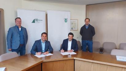 Bild: Stadt Oberviechtach/exb
Eduard Maier (Breitbandberatung Bayern),
Bürgermeister Rudolf Teplitzky, Martin Naber (LEONET) und Stefan Pronold (Stadt Oberviechtach) bei der Unterzeichnung des Vetrags.