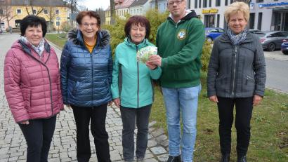 Bild: jr
Eine 1000-Euro-Spende übergab der Frauenbund Mitterteich zugunsten von Ukraine-Flüchtlingen. Im Bild die Übergabe am Oberen Marktplatz in Mitterteich mit (von links) Angela Zeitler, Vorsitzender Stilla Schuller, Schatzmeisterin Rita Thoma, Robert Hoyer von der KSRK Mitterteich und Isabella Meierhöfer.