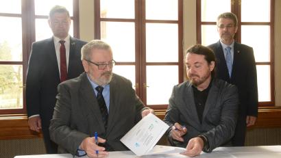 Bild: bey
Die Schulleiter Gerhard Steiner (links) und Daniel Koblen (rechts) unterzeichnen in Anwesenheit der Bürgermeister Rainer Reiwitzer (hinten links) und Petr Myslivec (rechts) die Partnerschaftsurkunden zur Festigung der Beziehungen zwischen den Zottbachtalschulen und der Grund- und Hauptschule Bor.