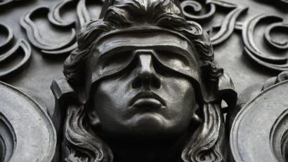 Bild: Sonja Wurtscheid/dpa/Symbolbild
Eine Figur der blinden Justitia.