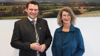 Bild: Hans Prechtl/exb 
Landrat Thomas Ebeling verabschiedete in seinem Dienstzimmer Susanne Plank aus dem Kreistag, dem sie 14 Jahre angehört hatte.