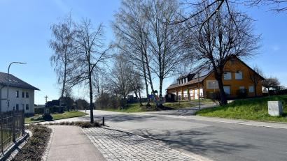 Bild: Eichl
Tempo 30 am Kindergarten St. Franziskus: abgelehnt durch ein Patt von 6:6 Stimmen im Gemeinderat. Stattdessen werden Haifischzähne auf die Straße gemalt und Street Buddies aufgestellt.