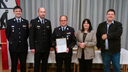 Bild: Jakob Böhm/exb
Kommandant Markus Plank (Mitte) wurde mit dem Bayerischen Feuerwehr-Ehrenkreuz in Silber ausgezeichnet. Mit im Bild (von links): Kreisbrandmeister Andreas Ringlstetter, Kreisbrandrat Christian Demleitner, stellvertretende Landrätin Birgit Höcherl und Bürgermeister Christian Ziegler.