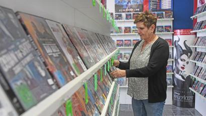 Bild: Gabi Schönberger
Mit Wehmut geht die 71-jährige Helga Lindner durch die Regale in ihrer Videothek.