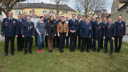 Bild: jr
Ehrungen gab es für zahlreiche Mitglieder der Konnersreuther Feuerwehr. Es gratulierten (von links) Kreisbrandmeister Wolfgang Wedlich, Kreisbrandinspektor Stefan Gleißner, Vorsitzender Sven Jäger und Kommandant Stefan Kreuzer sowie Bürgermeister Max Bindl (Zweiter von rechts).