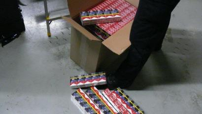 Bild: Hauptzollamt Regensburg
Insgesamt 10,4 Millionen Schmuggelzigaretten in einem Lkw konnten Zollbeamte bei Waidhaus sicherstellen.