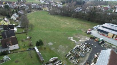 Bild: Walter Beyerlein
Auf dieser Wiese soll das Gewerbegebiet mit Einschränkungen "Am Bauhof" entstehen. Die Firma Holzbau Riedl (rechts) will dort einen Erweiterungsbau errichten. Die Anlieger am Hopfengarten (links) haben Bedenken.