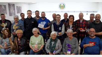 Bild: Schützenverein Einigkeit/exb
Die Gewinner des Ostereierschießen mit den Erstplatzierten Manuel Schmidt (stehend, Sechster von links), Tatjana Mathes (sitzend, Zweite von links) und Michael Gerschau (stehend, links).