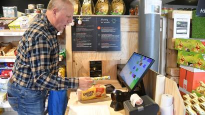 Bild: Gabi Schönberger
Selbst scannen und bezahlen: Auch für Willi Senft (72) aus Parkstein im "Tante M"-Laden kein Problem. Personal ist hier nur unter der Woche für das Einräumen der Regale nötig.