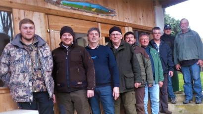 Bild: Kurz/exb
Der Vorstand der Jagdgenossenschaft Weißenberg stellt die neuen Jäger vor: (von links) die Jagdpächter Kai Schuster und Markus Gradl, Jagdvorsteher Hans Klann, die Jäger Norbert Amann und Sebastian Riedl, Zweiter Vorsitzender Klaus Kurz, Kassier Bernhard Ehras sowie die Beisitzer Thomas Ritter und Günther Gnahn.