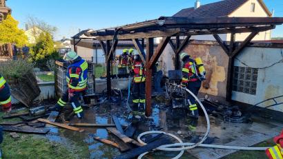 Bild: Hans Bernreuther
In Kümmersbruck hat am Samstag eine Stichflamme aus einem Gasgrill eine Pergola in Brand gesetzt.