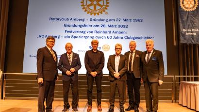 Bild: Tobias Riedl/exb
Präsident Karlhermann Schötz (links) ehrt Gerhard Lindner (Zweiter von links) und Fritz Grimm (Dritter von links). Es gratulieren (weiter von links) Past-Präsident Klaus Horn, Incoming-Präsident Heinz Schlosser und Governor Reinhard Höpfl.