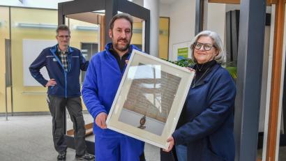 Bild: Florian Miedl/fph
Wesentliche Themen sollen bei der Ausstellung auf eigenen Tafeln dargestellt werden, erklärt Stadtarchivarin Edith Kalbskopf (rechts). Sie bereitet die Schau in der ehemaligen Brander Sparkasse mit Heimatforscher Martin Schreyer (vorne) und stellvertretendem Bauhofleiter Harald Kolitsch vor.