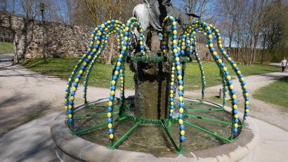 Bild: hmr
Der Osterbrunnen in Waldsassen in der Parkanlage Schwanenwiese mit aktuellem Bezug
