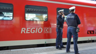 Symbolbild:  Bundespolizei
Ein Ausflug der sich gelohnt hat - Einer bedroht Fahrgäste im Zug, der andere ist schwer bewaffnet. Beide müssen sich jetzt verantworten.