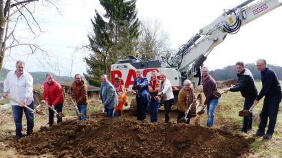Bild: jp
Der obligatorische erste Spatenstich für das neue Baugebiet Kastl-Süd II am Beginn der neuen Erschließungsstraße (von links): Alwin Raab, Erwin Schall und Georg Rumpler von der Planungsfirma Renner und Hartmann, Zweiter Bürgermeister Andreas Otterbein, Polier Fritz Kreupl, Bürgermeister Stefan Braun, Bauleiter Felix Grundner, Monika Breunig, Dritter Bürgermeister Gernot Meier, Michael Schraml, Hermann Holzer von der Strabag und Freddy Leberkern von der KFB Baumanagement..