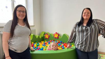 Bild: cog
Während sich Jugenddiakonin Bettina Kopp (links) und die Ehrenamtliche Saskia Fleagle (rechts) auf die Wiedereröffnung des Familiencafés "KuK" freuen, macht es sich die kleine Megan schon mal im neuen Bällebad gemütlich.