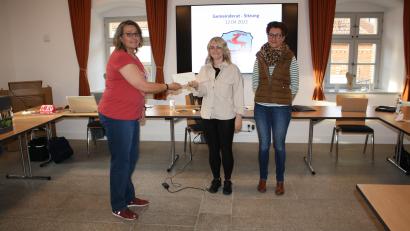 Bild: bjp
1500 Euro aus dem Verkauf alten Kindergarteninventars übergab Bürgermeisterin Carmen Pepiuk (links) an die Kindertagesstätten-Elternbeirätinnen Kerstin Hörl und Elisabeth Merker (von rechts). Das Geld ist für die Ausstattung des Turnraums im Neubau bestimmt.